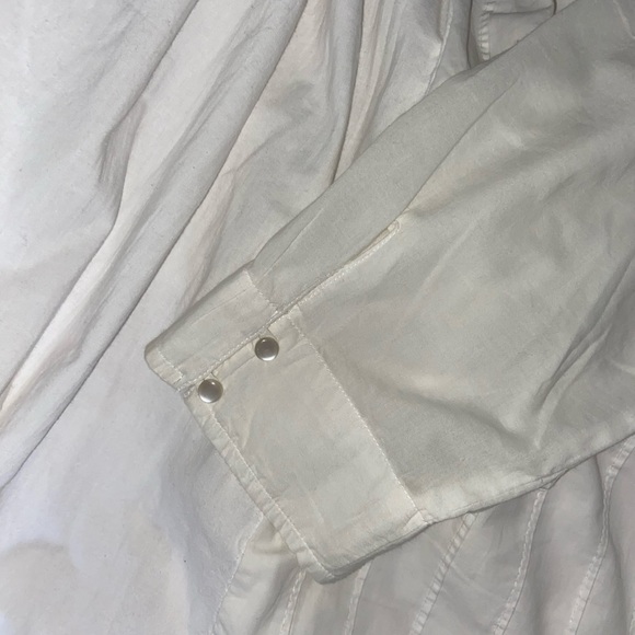 White button down shirt with bow tie at the top - Picture 6 of 7